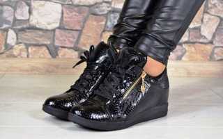 Ботинки на танкетке – самые модные модели и с чем их носить?