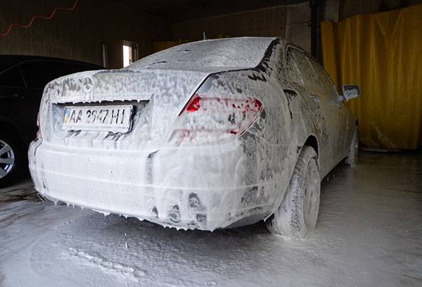 Автомобиль в моющей пене