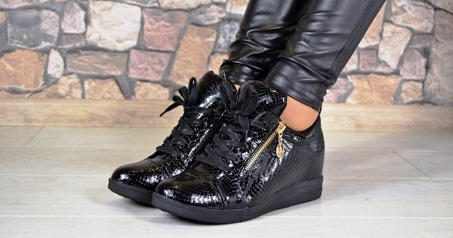 Ботинки на танкетке – самые модные модели и с чем их носить?