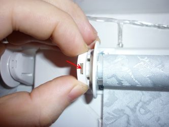Как снять рулонные шторы для стирки?