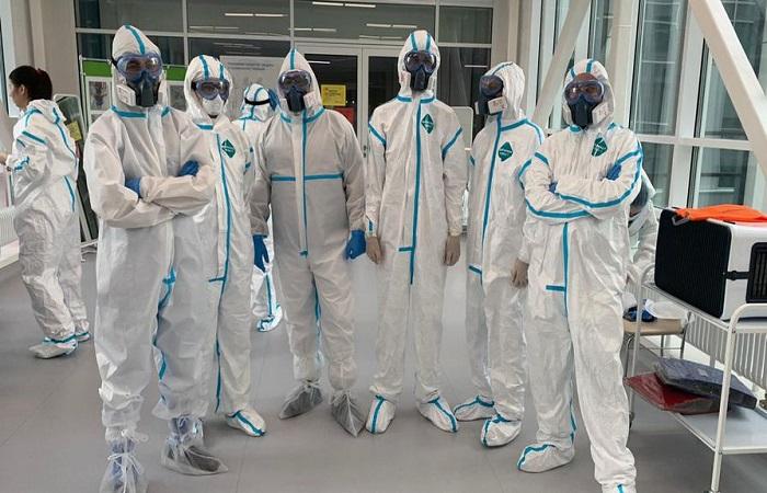 люди в костюмах