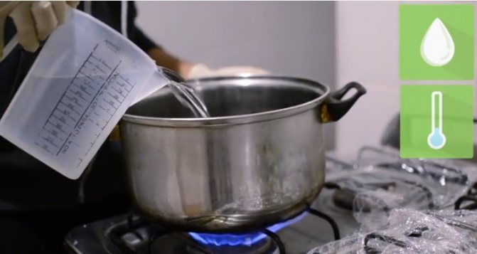 Налейте в кастрюлю воды, чтобы туда можно было положить брюки
