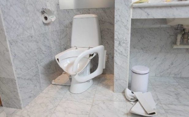 Разбитый унитаз