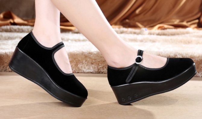 С чем носить обувь на танкетке: правила стильного образа