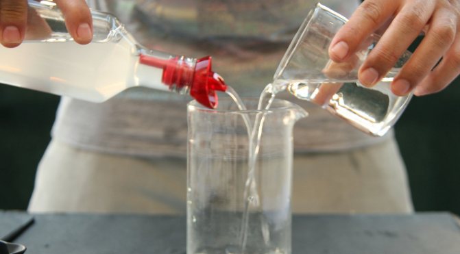 смешиваем уксус и спирт