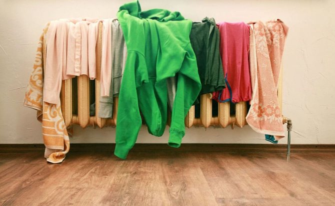 Сушка мокрой одежды на батарее