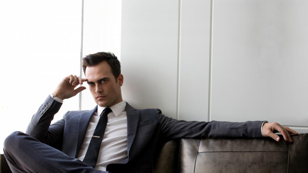 Мужчина в костюме на диване