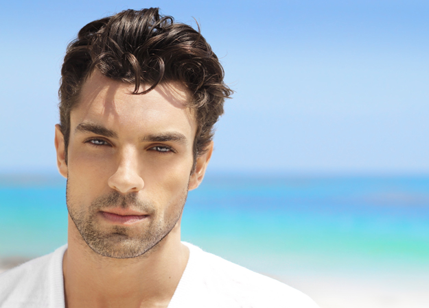 Красивый брюнет