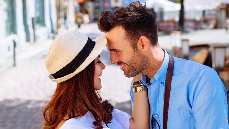 Парень с девушкой в шляпке