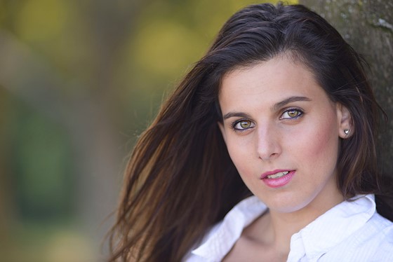 Девушка у дерева