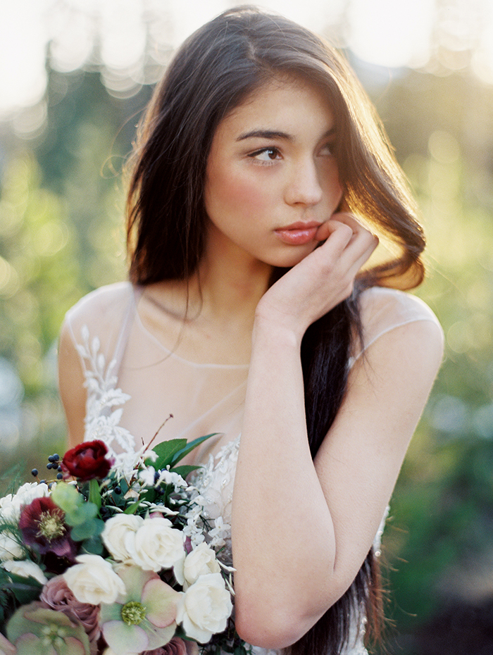 Девушка с букетом цветов