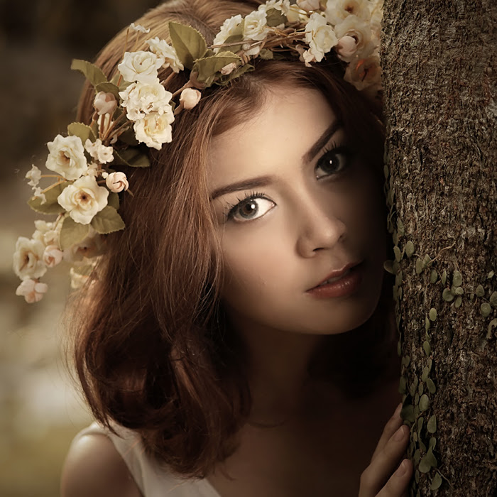 Девушка с венком на голове