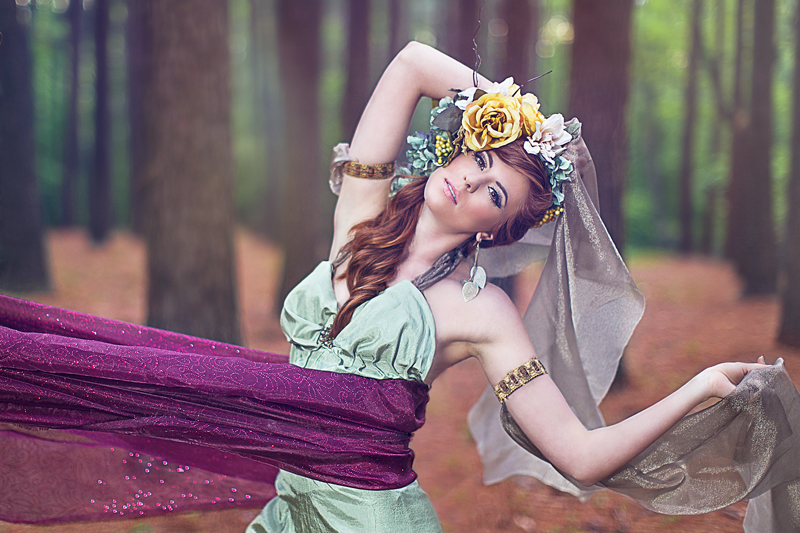 Девушка в лесу с венком на голове