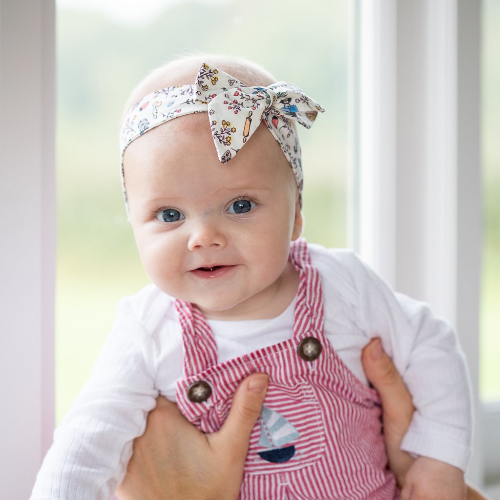 Девочка с бантом