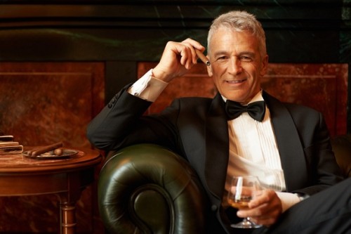 мужчина в кресле