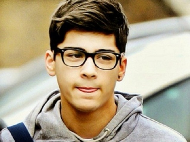 Парень в очках.