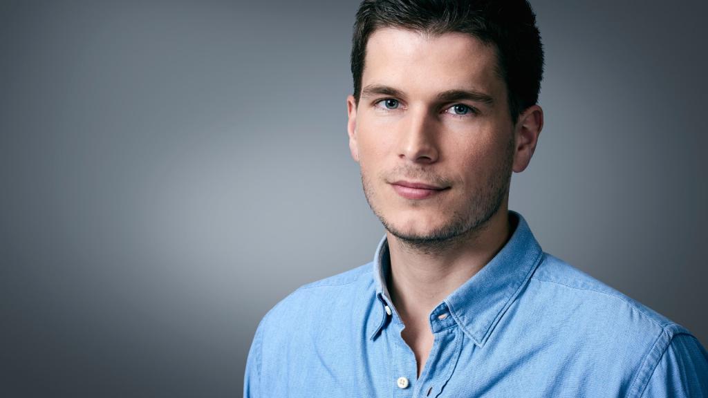 Мужчина в голубой рубашке