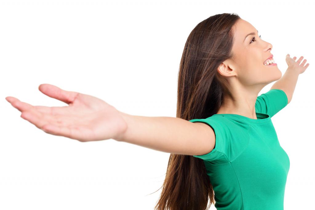 девушка в зеленой футболке