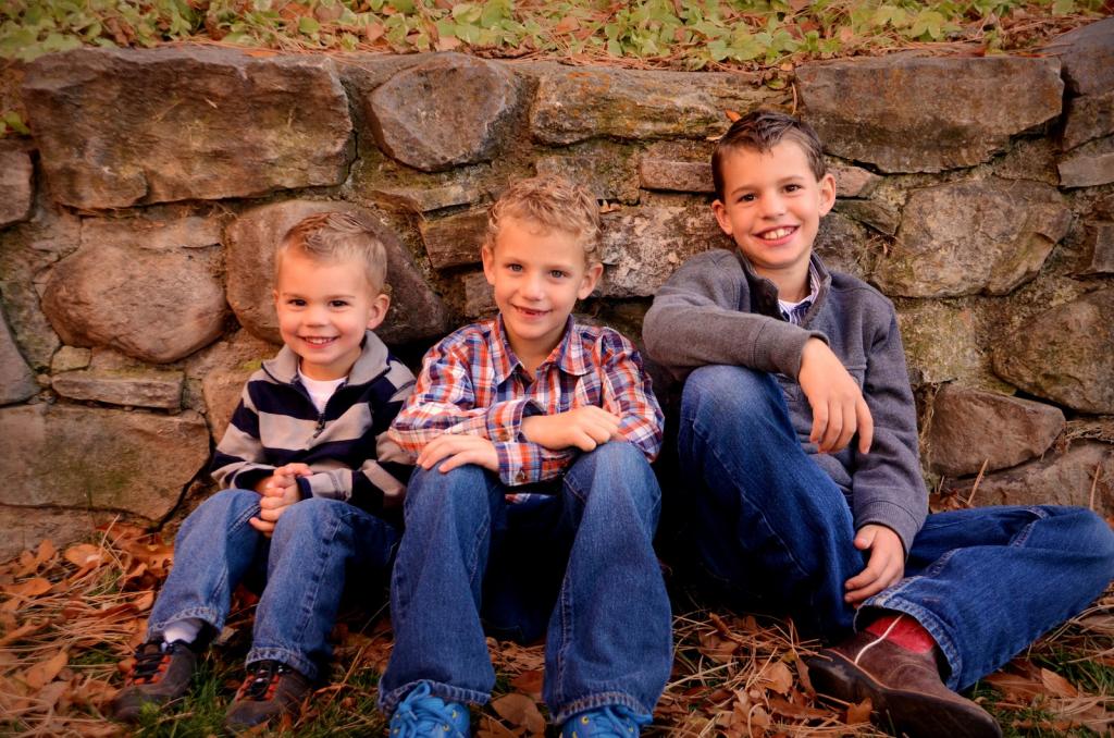 Мальчик со своими друзьями.