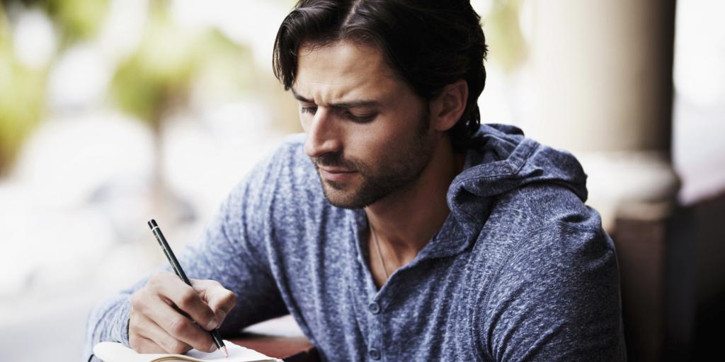 Мужчина-писатель сочиняет стих.