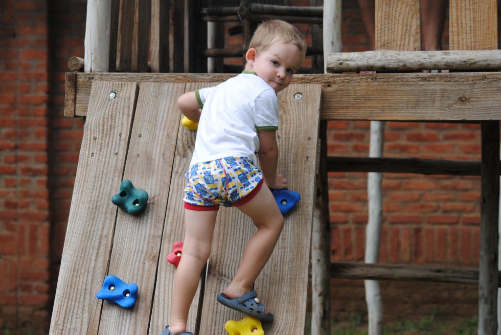 Мальчик играет во дворе.