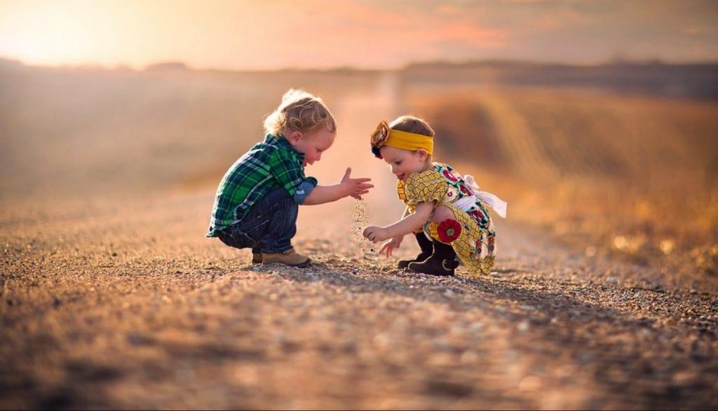 Мальчик играет с девочкой.