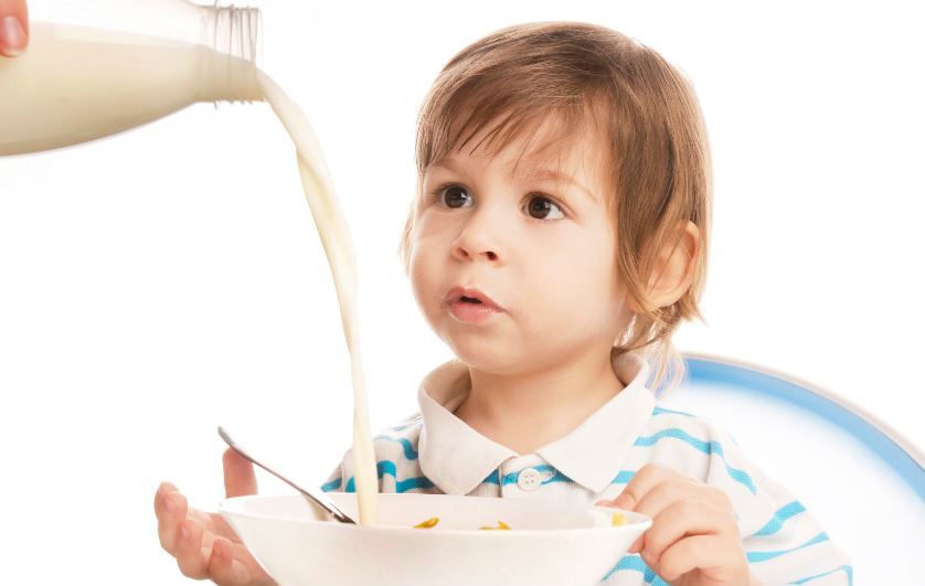 Мальчик ест