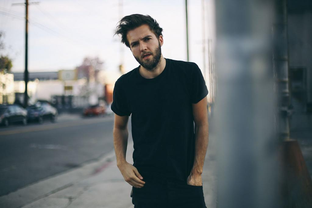 Мужчина в черной футболке.