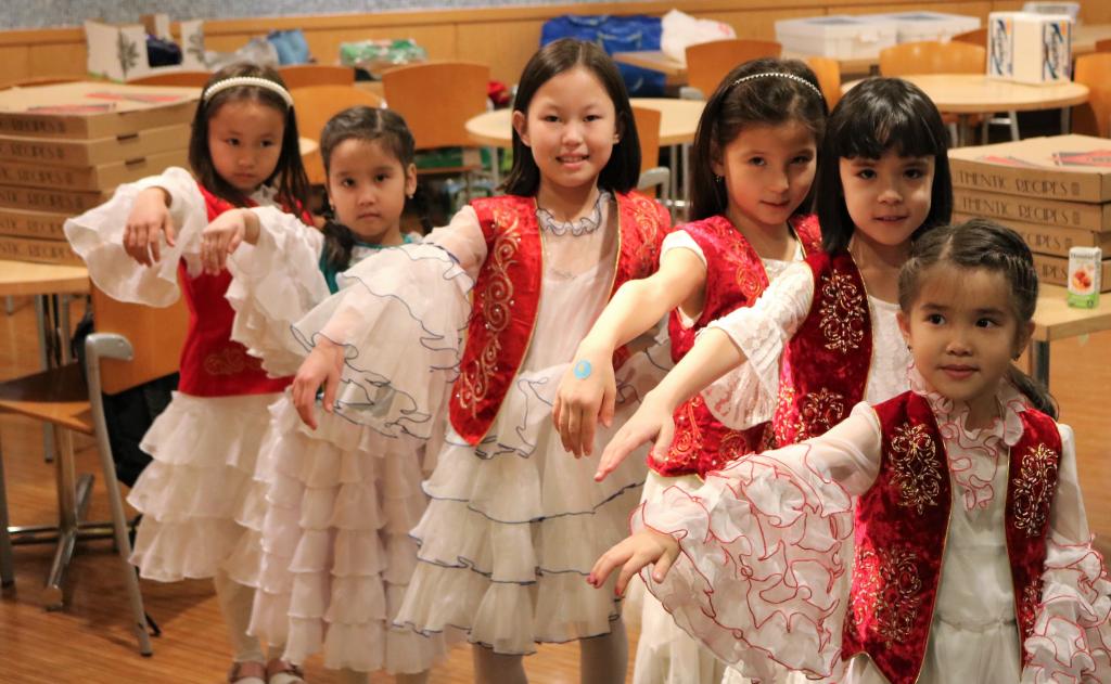 Девочки в национальных костюмах